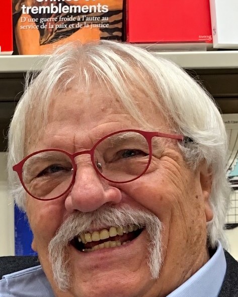 Christian Lanza souriant devant des livres