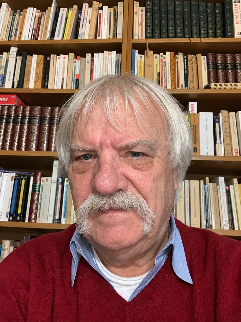Christian Lanza devant sa bibliothèque