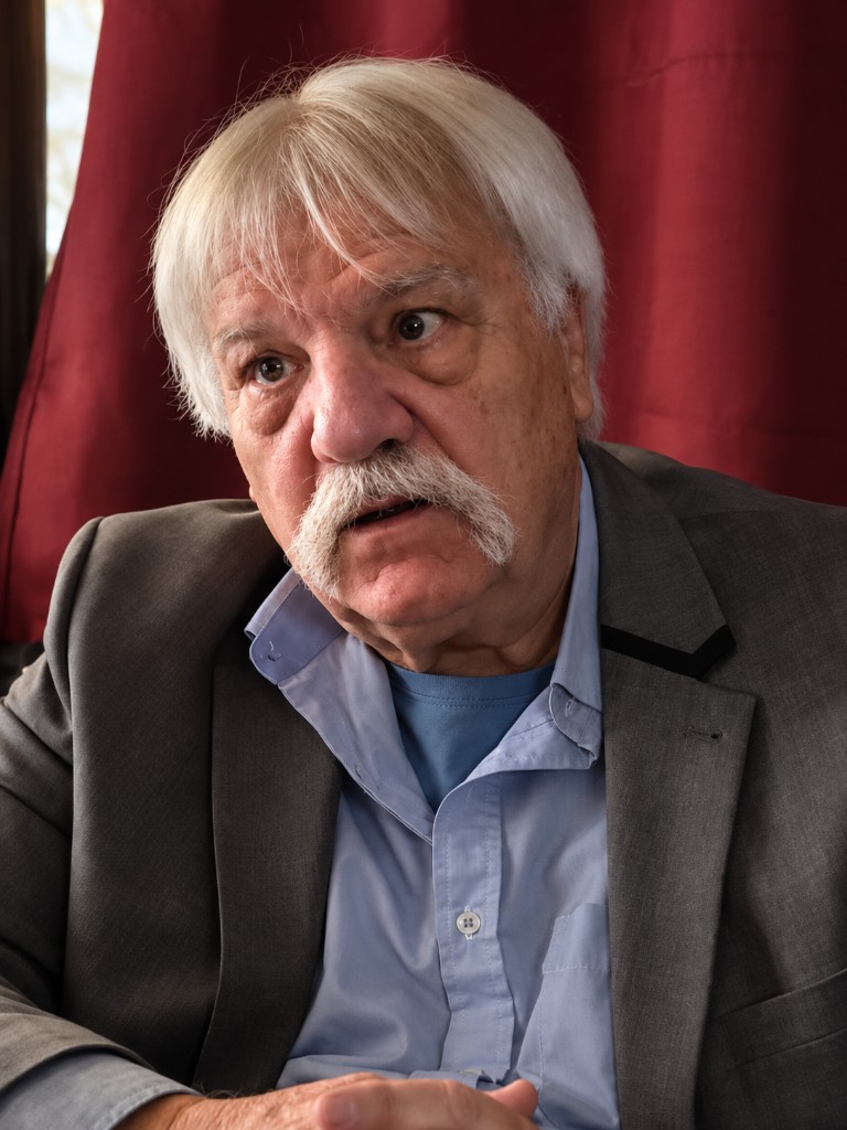 Christian Lanza en veston gris